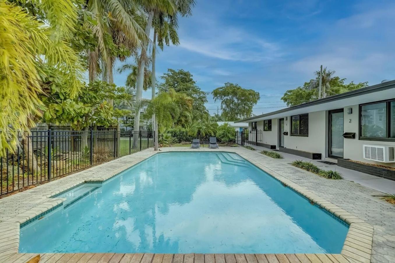 Appartement Waterfront Private Patio Pool