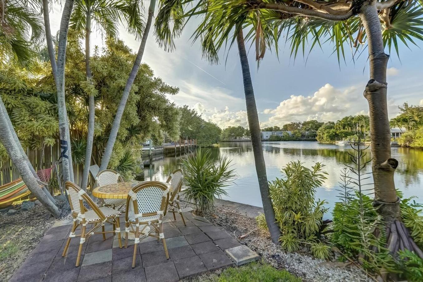 Appartement Waterfront Private Patio Pool